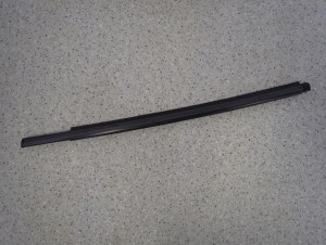 SUZUKI SPLASH 08-14 LISTWA ZGARNIAJĄCA TYLNA LEWA PARAPET 2/7 MINIATURA