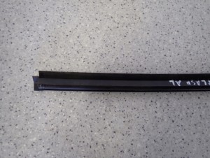 SUZUKI SPLASH 08-14 LISTWA ZGARNIAJĄCA TYLNA LEWA PARAPET 6/7 MINIATURA