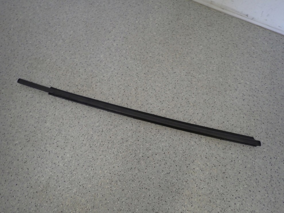 SUZUKI SPLASH 08-14 LISTWA ZGARNIAJĄCA PRZEDNIA PRAWA PARAPET 1/8