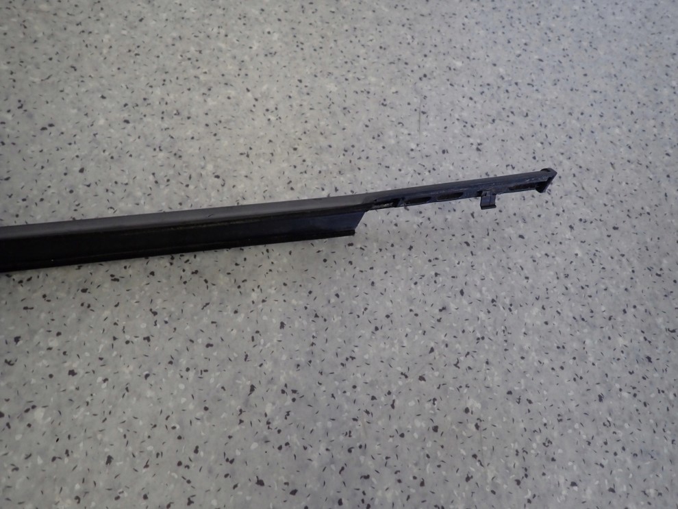 SUZUKI SPLASH 08-14 LISTWA ZGARNIAJĄCA PRZEDNIA PRAWA PARAPET 8/8