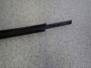 SUZUKI SPLASH 08-14 LISTWA ZGARNIAJĄCA PRZEDNIA PRAWA PARAPET 7/8 MINIATURA