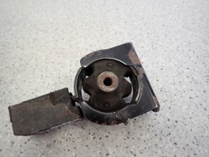 TOYOTA AVENSIS T25 2.0D 02-05 PODUSZKA SILNIKA PRZEDNIA 3/4 MINIATURA