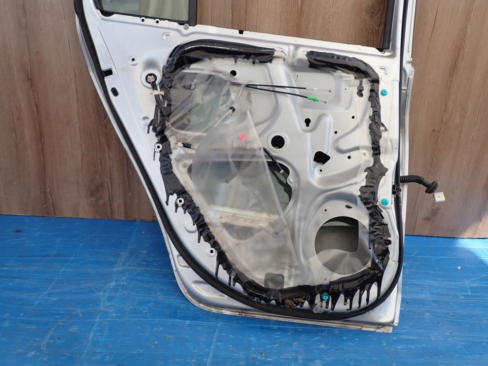 TOYOTA YARIS II 06-11 5d DRZWI TYLNE LEWE 1E7 15/15