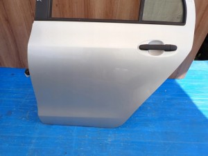 TOYOTA YARIS II 06-11 5d DRZWI TYLNE LEWE 1E7 2/15 MINIATURA