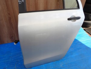 TOYOTA YARIS II 06-11 5d DRZWI TYLNE LEWE 1E7 4/15 MINIATURA