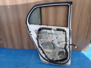 TOYOTA YARIS II 06-11 5d DRZWI TYLNE LEWE 1E7 14/15 MINIATURA