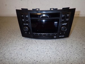 SUZUKI SWIFT 10- MK7 RADIO FABRYCZNE 39101-68LA1 1/9 MINIATURA