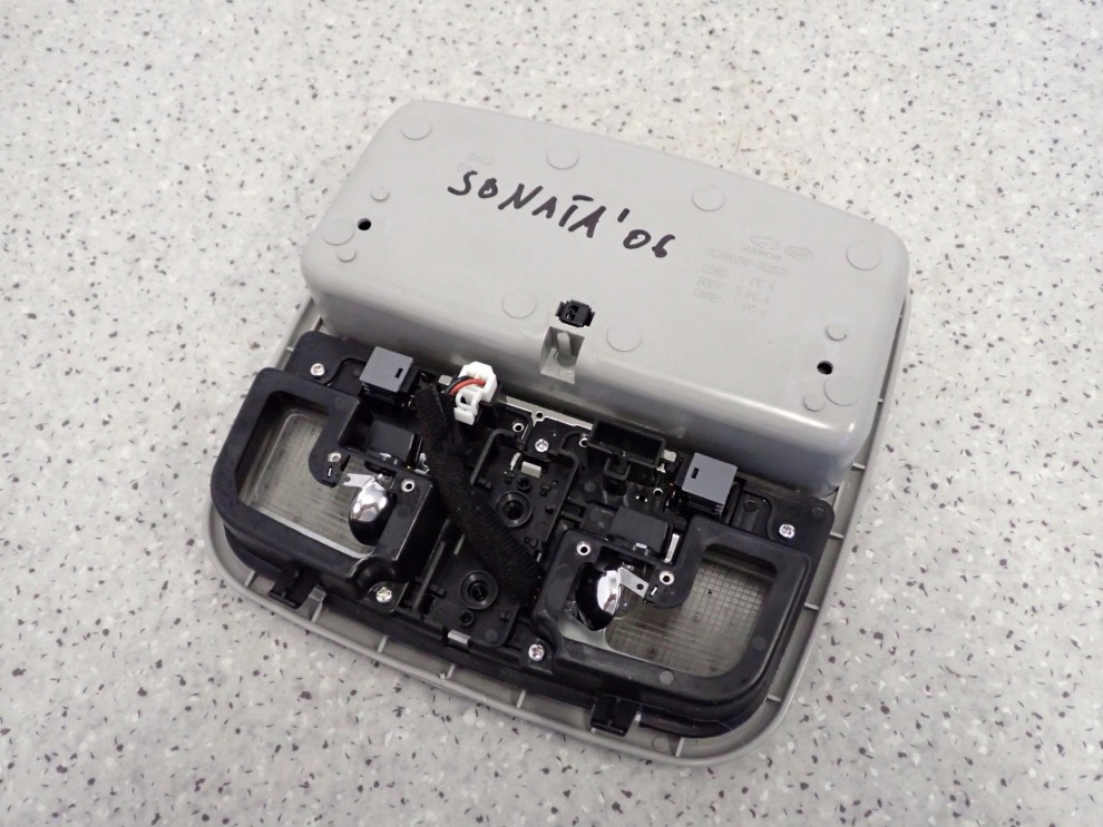 HYUNDAI SONATA V 05-09 LAMPKA OŚWIETLENIA WNĘTRZA PODSUFITKI SCHOWEK 3/5