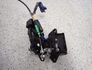 TOYOTA COROLLA E12 HB ZAMEK KLAPY BAGAŻNIKA SB 4/4 MINIATURA