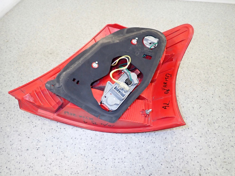 TOYOTA YARIS II 06-09 LAMPA TYLNA LEWA TYŁ EUROPA 8/10