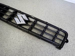 SUZUKI SPLASH 12-14 ATRAPA ZDERZAKA KRATKA WLOTU POWIETRZA 2/6 MINIATURA