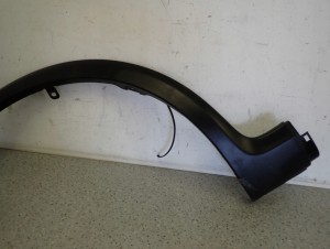 SUZUKI SX4 06-12 LISTWA BŁOTNIKA PRZEDNIA LEWA 3/10 MINIATURA