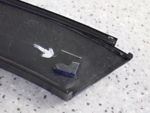 SUZUKI SX4 06-12 LISTWA BŁOTNIKA PRZEDNIA LEWA 7/10 MINIATURA