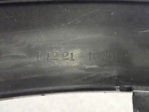 SUZUKI SX4 06-12 LISTWA BŁOTNIKA PRZEDNIA LEWA 10/10 MINIATURA