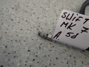 SUZUKI SWIFT MK7 5d 10- LINKA OTWIERANIA KLAPKI WLEWU PALIWA 3/4 MINIATURA