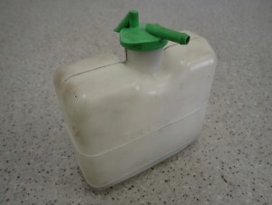 SUZUKI SWIFT 1.2 1.6 BENZ 10- ZBIORNICZEK WYRÓWNAWCZY 2/2 MINIATURA