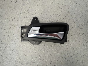 HYUNDAI i30 07-12 KLAMKA DRZWI TYLNA LEWA WEWNĘTRZNA CHROM 1/7 MINIATURA