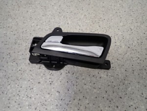 HYUNDAI i30 07-12 KLAMKA DRZWI TYLNA LEWA WEWNĘTRZNA CHROM 3/7 MINIATURA