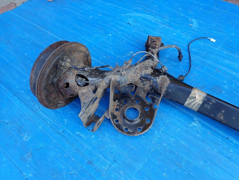 TOYOTA YARIS II 06- BELKA TYLNA ZAWIESZENIA TYŁ 4/10