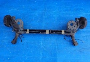 TOYOTA YARIS II 06- BELKA TYLNA ZAWIESZENIA TYŁ 6/10 MINIATURA