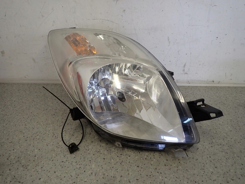 YARIS II 06-09 LAMPA PRZEDNIA PRAWA REFLEKTOR EU 1/6