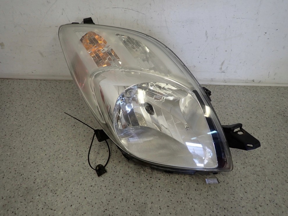 YARIS II 06-09 LAMPA PRZEDNIA PRAWA REFLEKTOR EU 2/6