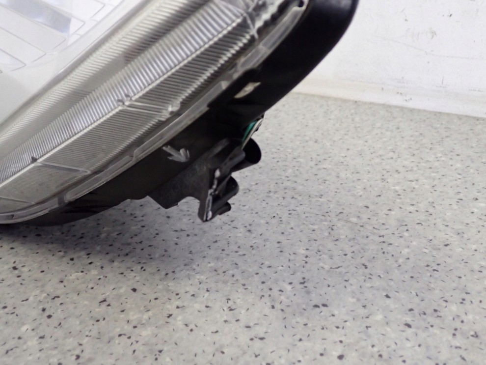 YARIS II 06-09 LAMPA PRZEDNIA PRAWA REFLEKTOR EU 4/6