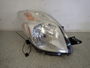 YARIS II 06-09 LAMPA PRZEDNIA PRAWA REFLEKTOR EU 1/6 MINIATURA