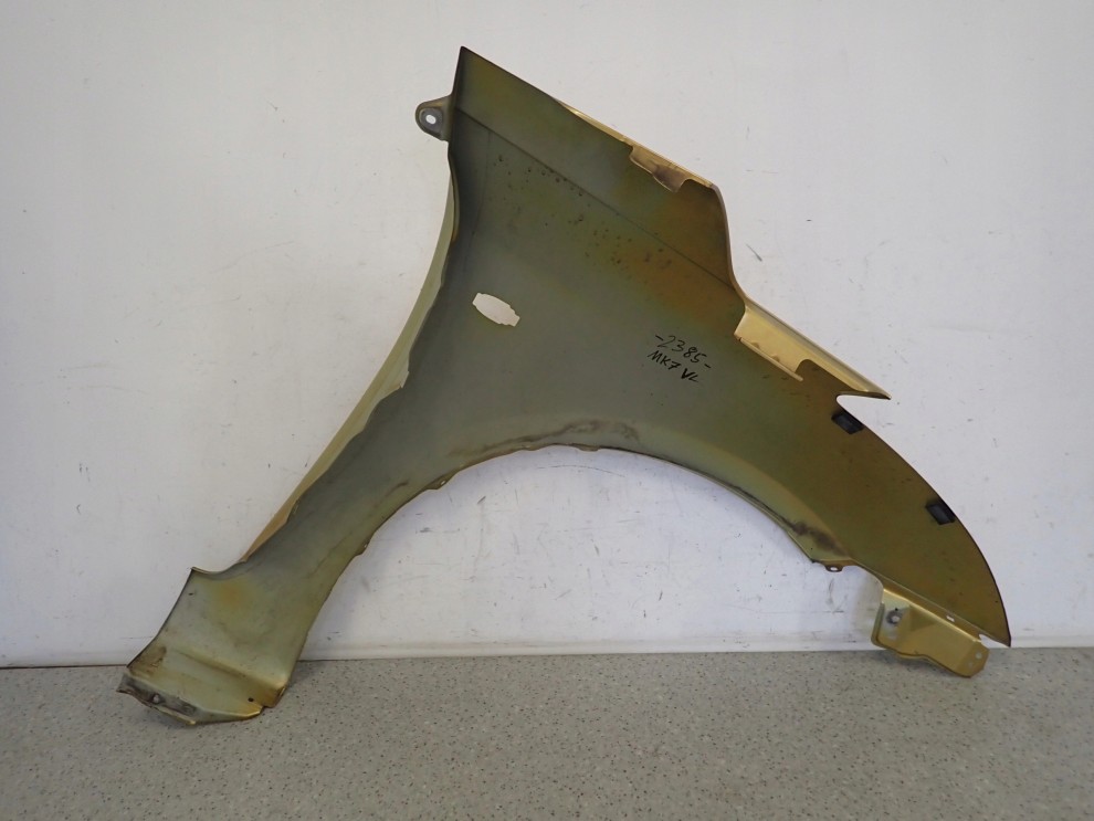 SUZUKI SWIFT MK7 10-16 BŁOTNIK PRZEDNI LEWY ZUR 9/9