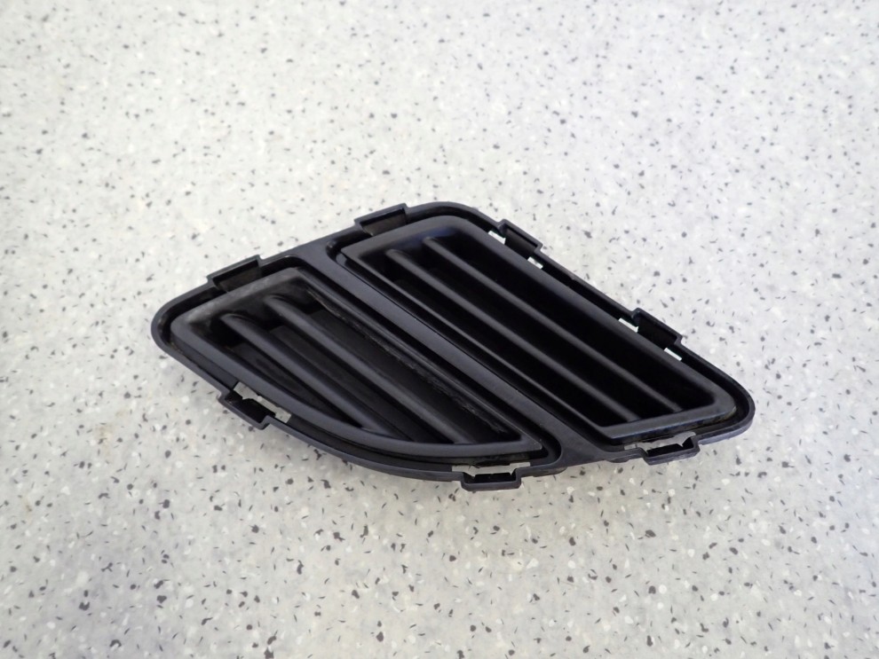 SUZUKI SPLASH LIFT 12-14 ZAŚLEPKA KRATKA ZDERZAKA TYLNA PRAWA 2/4