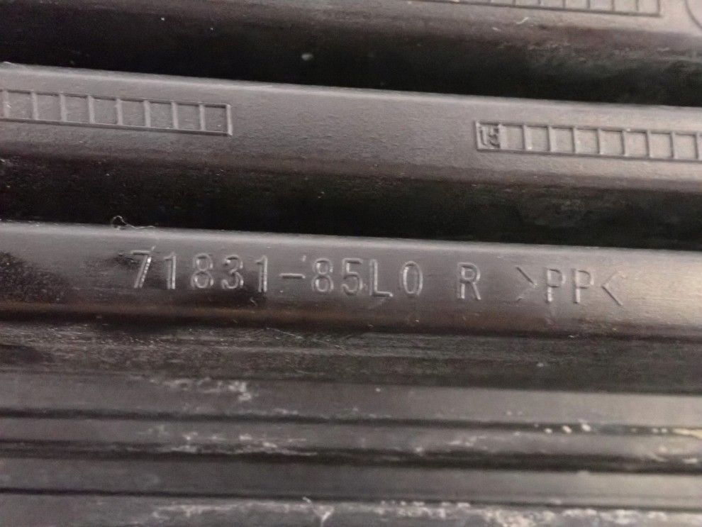 SUZUKI SPLASH LIFT 12-14 ZAŚLEPKA KRATKA ZDERZAKA TYLNA PRAWA 4/4