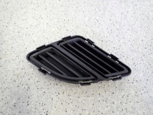 SUZUKI SPLASH LIFT 12-14 ZAŚLEPKA KRATKA ZDERZAKA TYLNA PRAWA 2/4 MINIATURA