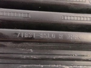 SUZUKI SPLASH LIFT 12-14 ZAŚLEPKA KRATKA ZDERZAKA TYLNA PRAWA 4/4 MINIATURA