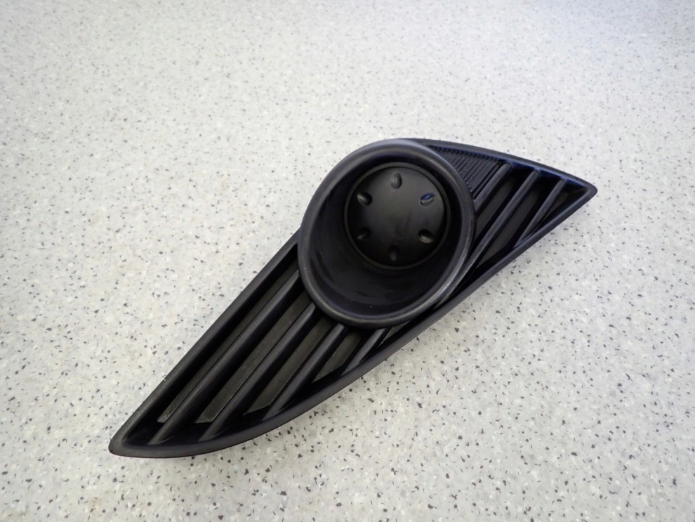 SUZUKI SPLASH LIFT 11-14 ZAŚLEPKA KRATKA HALOGENU PRZEDNIA PRAWA 2/4