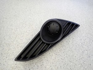 SUZUKI SPLASH LIFT 11-14 ZAŚLEPKA KRATKA HALOGENU PRZEDNIA PRAWA 2/4 MINIATURA