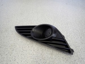 SUZUKI SPLASH LIFT 11-14 ZAŚLEPKA KRATKA HALOGENU PRZEDNIA PRAWA 3/4 MINIATURA