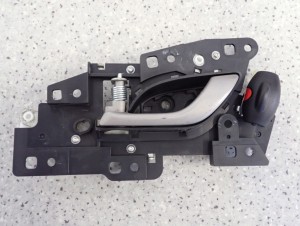 CIVIC VIII UFO 06-11 KLAMKA TYLNA LEWA WEWNĘTRZNA 1/2 MINIATURA