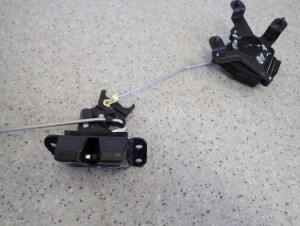 HYUNDAI i10 07-13 ZAMEK KLAPY BAGAŻNIKA 4/4 MINIATURA