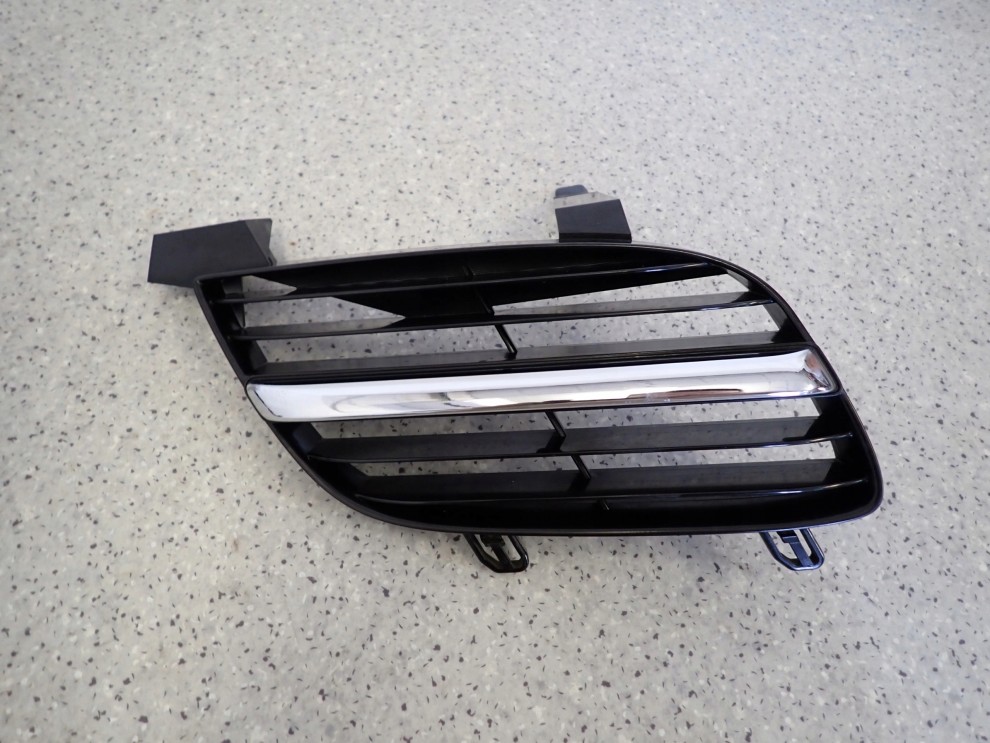 NISSAN ALMERA N16 00-03 ATRAPA PRZEDNIA PRAWA 1/4