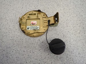 SUZUKI SWIFT MK7 10- KLAPKA WLEWU PALIWA ZUN 3/3 MINIATURA