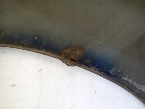 SSANGYONG MUSSO 95- BŁOTNIK PRZEDNI LEWY 14/16 MINIATURA