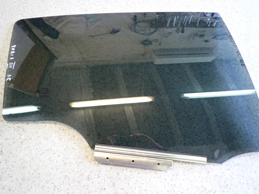 TOYOTA YARIS III 12-19 SZYBA DRZWI PRAWA TYLNA PRZYCIEMNIANA 1/5