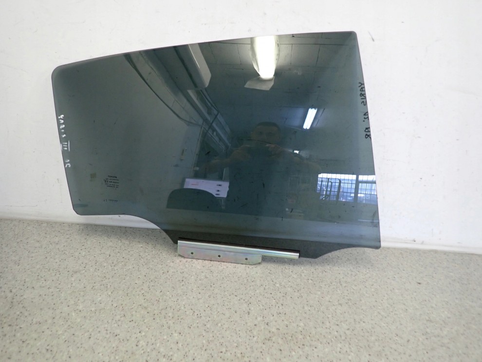 TOYOTA YARIS III 12-19 SZYBA DRZWI PRAWA TYLNA PRZYCIEMNIANA 2/5