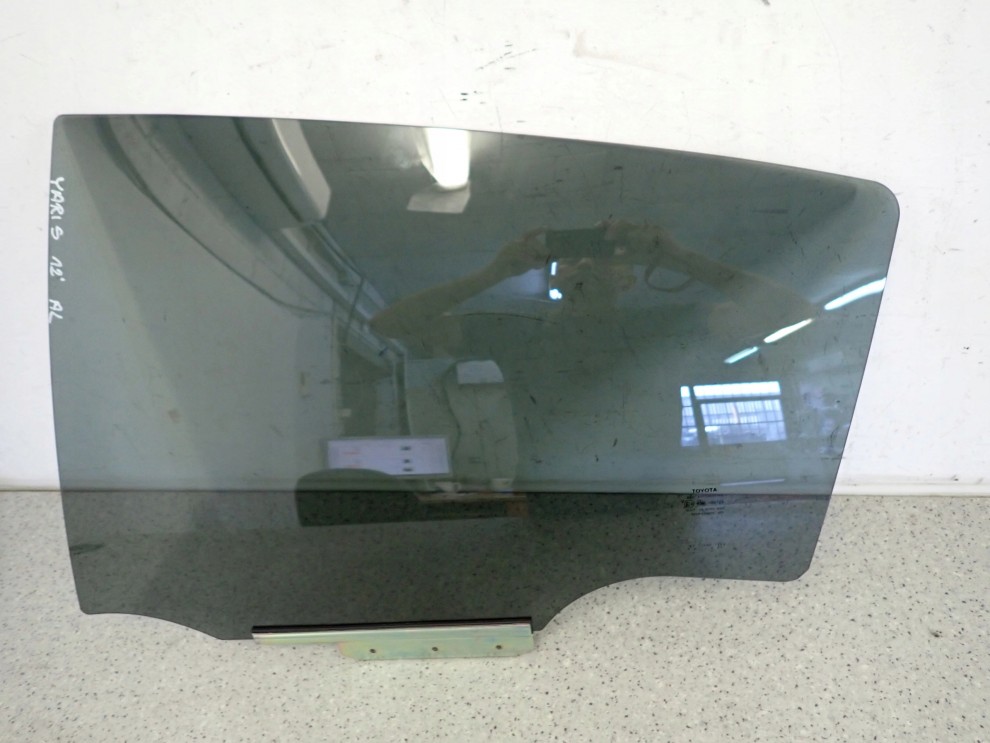 TOYOTA YARIS III 12-19 SZYBA DRZWI TYLNA LEWA PRZYCIEMNIANA 2/4