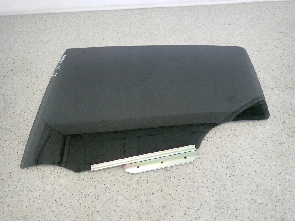 TOYOTA YARIS III 12-19 SZYBA DRZWI TYLNA LEWA PRZYCIEMNIANA 4/4