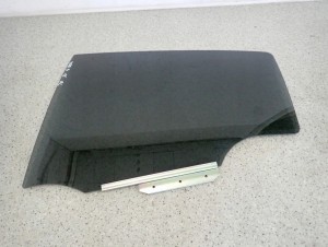 TOYOTA YARIS III 12-19 SZYBA DRZWI TYLNA LEWA PRZYCIEMNIANA 4/4 MINIATURA