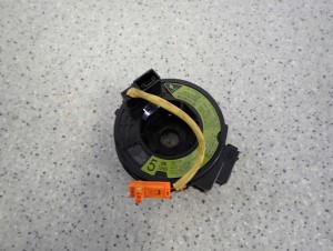 TOYOTA YARIS I 03- TAŚMA POD KIEROWNICE 1/7 MINIATURA