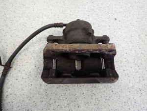 KIA VENGA 09- ZACISK HAMULCOWY PRZEDNI LEWY 5/7 MINIATURA