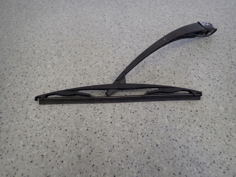 TOYOTA AYGO 06-12 RAMIE WYCIERACZKI TYLNEJ 1/4