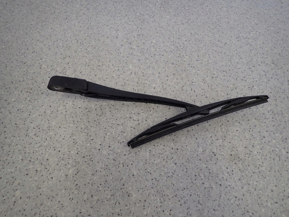 TOYOTA AYGO 06-12 RAMIE WYCIERACZKI TYLNEJ 3/4